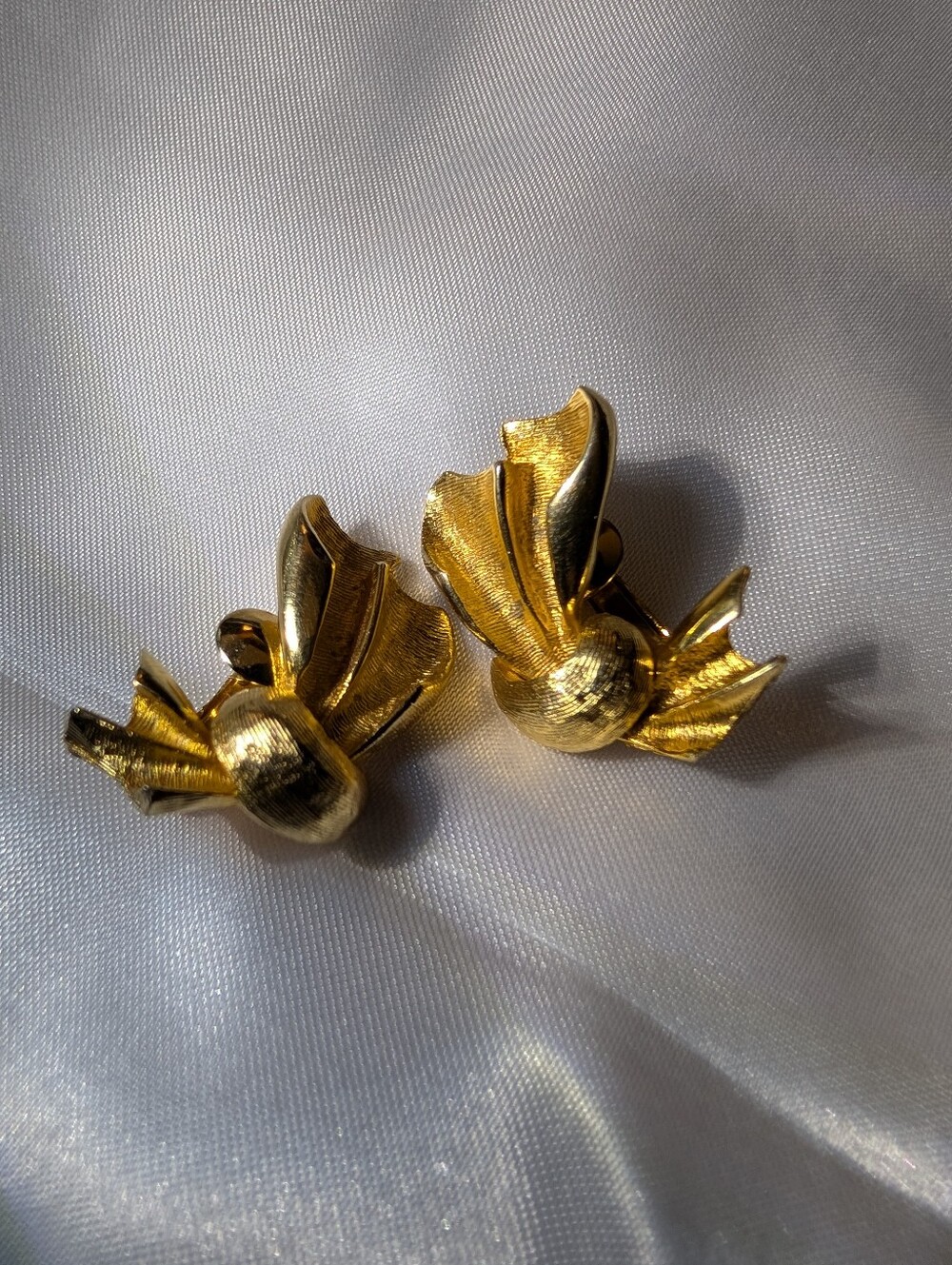 Vintage Gold Tone Florentine Textured Abstract Bow Ribbon Fan Clip On Earrings